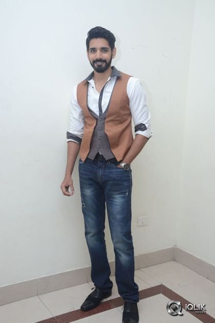 Aatadukundam-Raa-Movie-Audio-Function